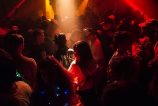 DJ Frank spielt tanzbare Musik, wie Disco, Schlager, Discofox, Eurodance DJ Frank besitzt eine umfangreiche Musikauswahl die ein breites Repertoire an tanzbaren Musikstilen abdeckt.
